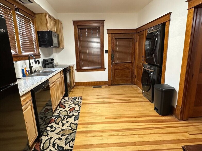 Building Photo - 726 E 5th St