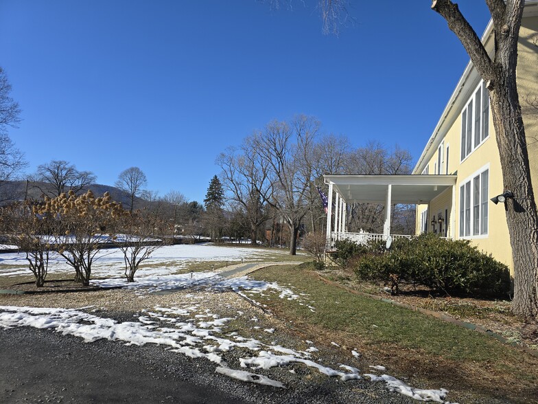 Front porch commons - The Washington School