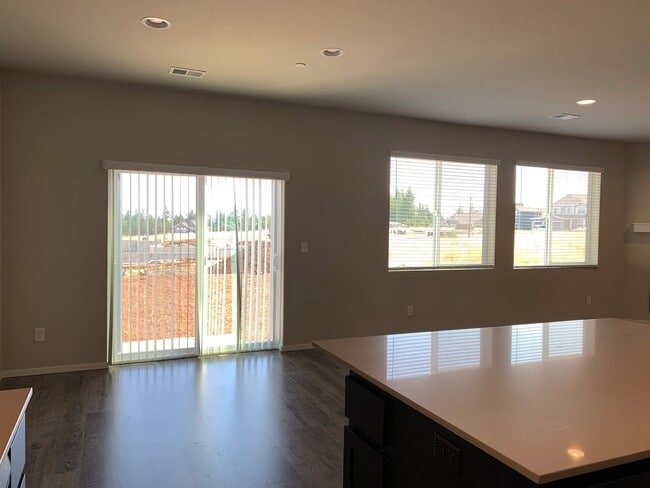 Building Photo - Beautiful 4 Bedroom 2.5 Bath Home Located In A Beautiful Master Planned Community in Camas! Top R...