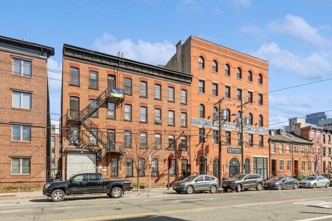 Building Photo - 192 Christopher Columbus Dr