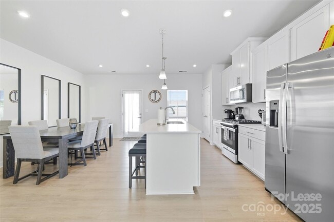 Building Photo - 9226 Mallard Mls Dr