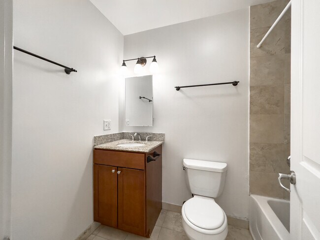 Building Photo - 630 W Wrightwood Ave