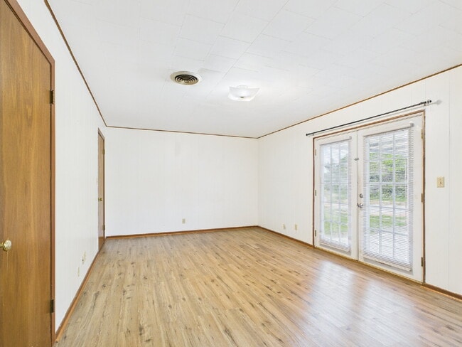 Building Photo - "Charming 1-Bedroom Haven in Fredericksbur...