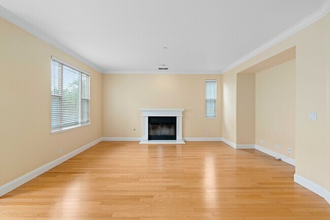 Building Photo - Spacious 3 Bedroom, 3 Bathroom Home with P...