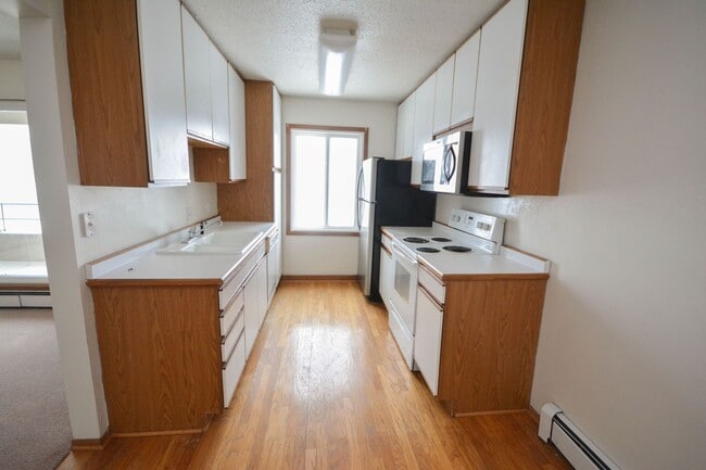 Building Photo - Rare 3bedroom Valhalla condo - basic cable & internet included!