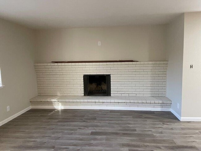 Building Photo - Single Level 2 Bedroom 1 Bath