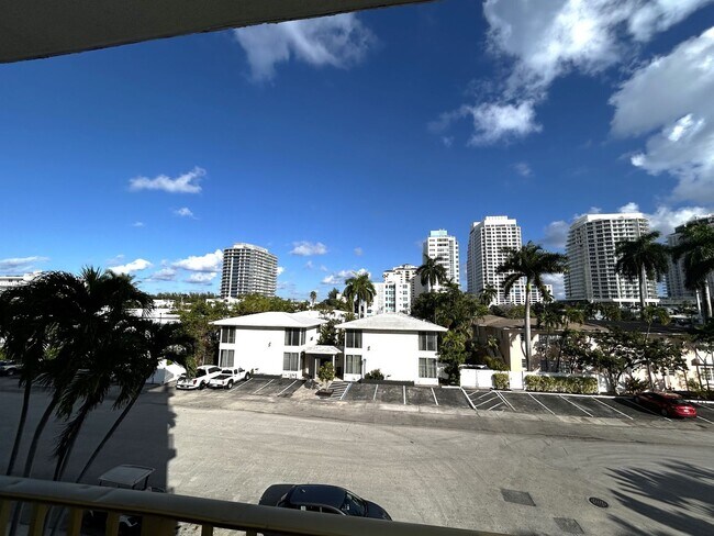 Building Photo - Large Updated 1 Bedroom 1.5 Bath Condo - Steps from Fort Lauderdale Beach!