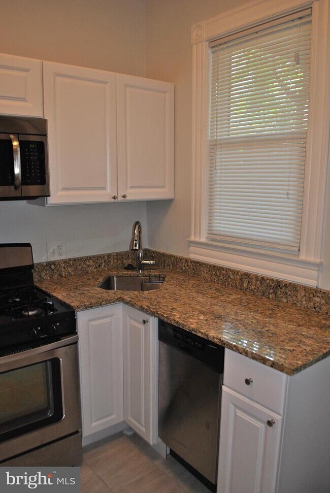 Building Photo - 127 10th St SE