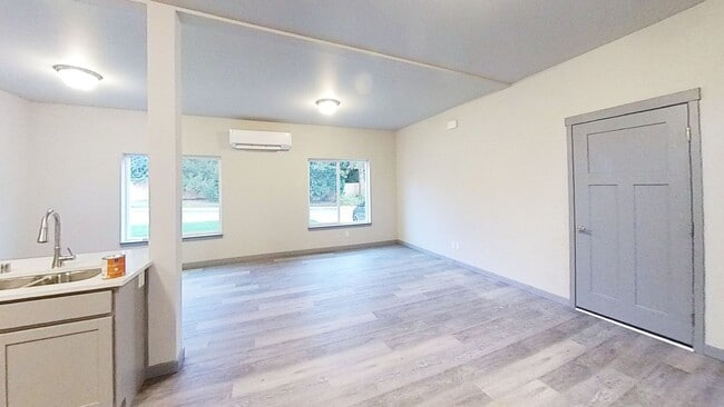 Building Photo - Newer 7 Bedroom 3 Bath unit!!!