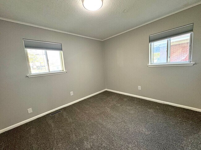 Building Photo - 1105 N Fern Ave