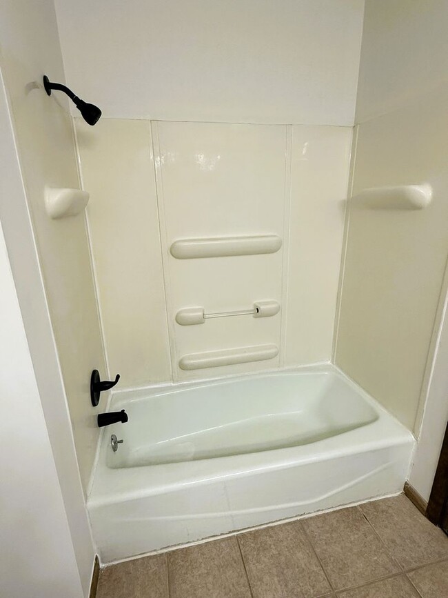 Building Photo - 4 bedroom home with 2 Garages, Finished Basement & Fenced Yard