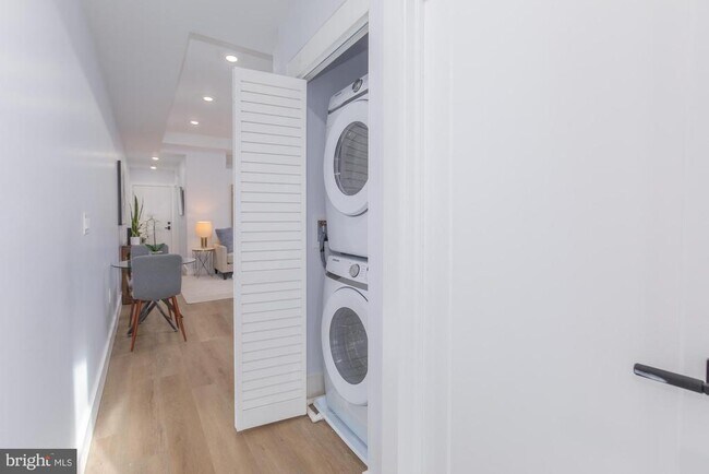 Building Photo - 1012 17th Pl NE