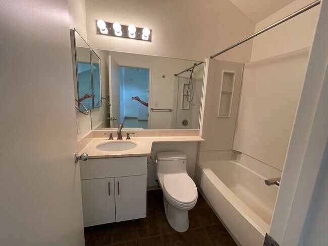 Building Photo - Crosspointe Centrally Located in Honolulu ...