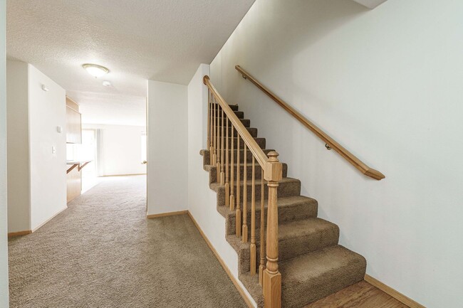Building Photo - Comfortable 3-Bedroom Townhouse with A/C, ...