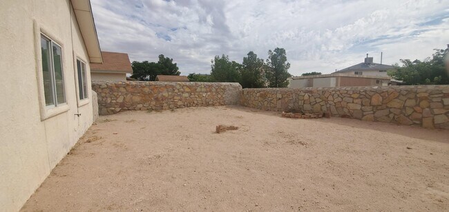 Building Photo - 3400 Tierra Cromo Rd