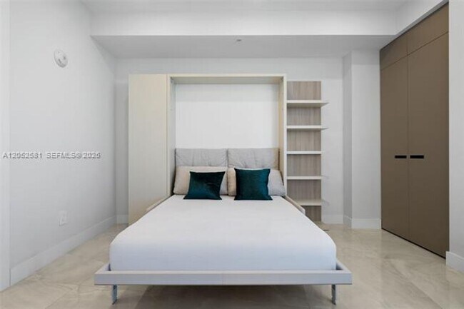 Building Photo - 18201 Collins Ave