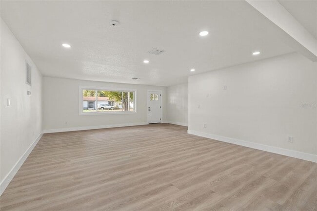 Building Photo - 2352 Lorena Ln