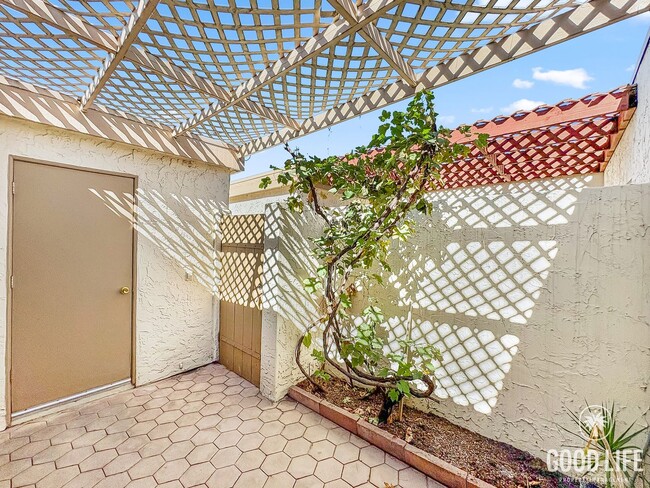 Building Photo - Great 2B/2BA Townhome in Escondido w/ AC, ...