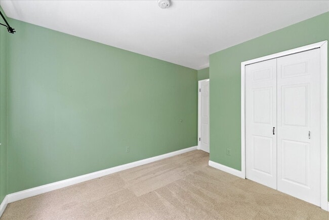 Building Photo - "Luxurious Reston Retreat: Spacious 2400 S...
