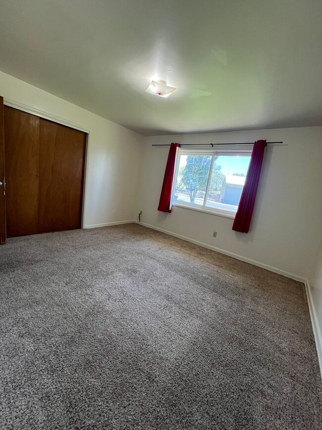 Building Photo - 2 Bedroom, 1 Bathroom Duplex