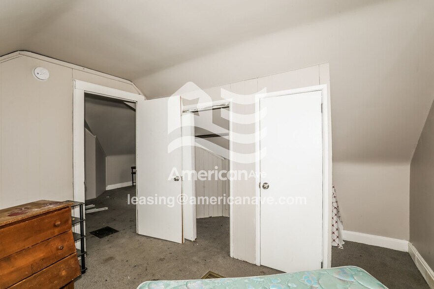 Building Photo - 529 E Victoria St