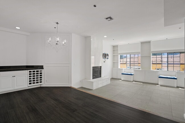 Building Photo - 850 N Poinsettia Pl