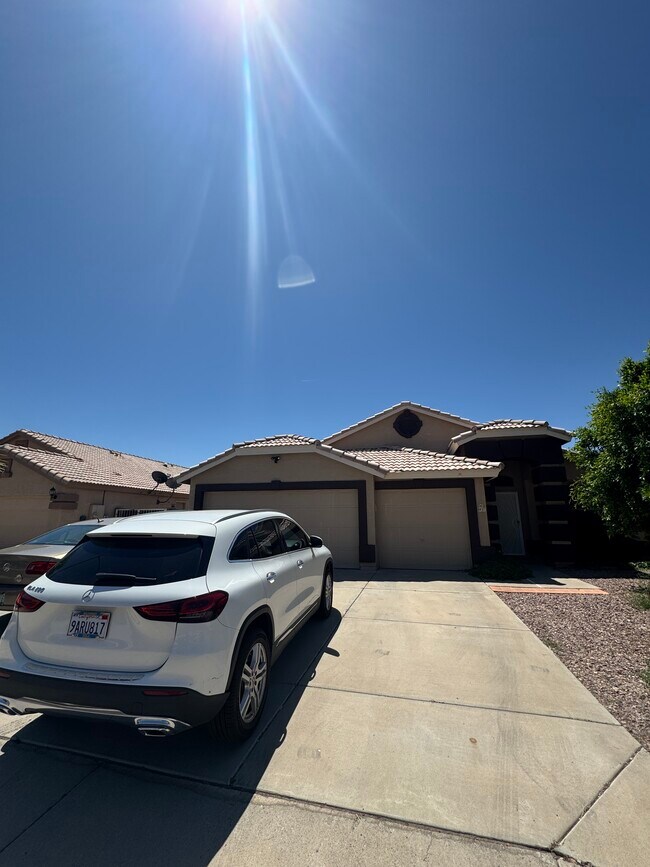 Building Photo - 8937 W Lone Cactus Dr