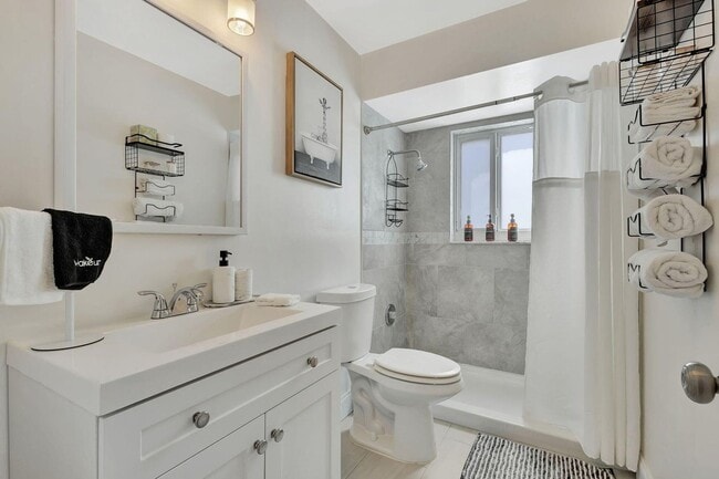 Building Photo - 1104 Jackpine St