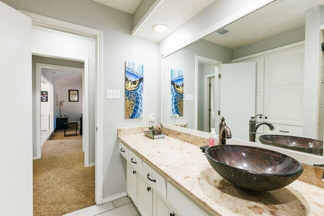 Building Photo - Discover Your Oasis: Spacious 3-Bed Lubboc...