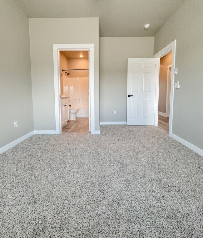 Building Photo - Pet Friendly 2 bed/ 2 bath unit at Soldier...