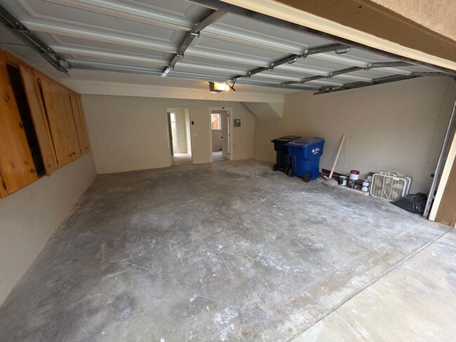 Building Photo - Beautiful 3 Bed, 2 Bath condo with 2 car garage & laundry