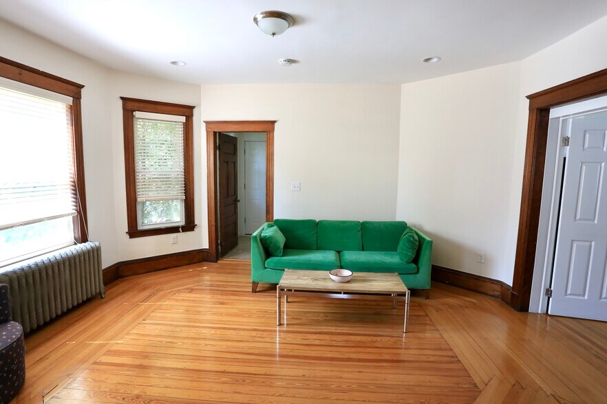 Building Photo - 124 Forest St