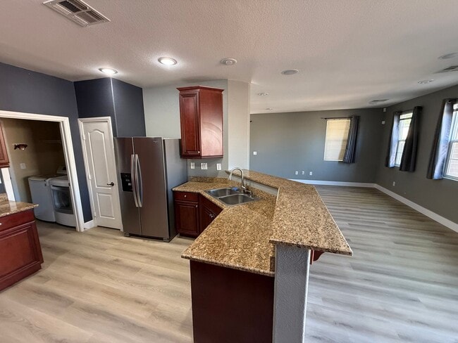 Building Photo - Beautiful 3BED/2BATH  2-Story Townhome in ...