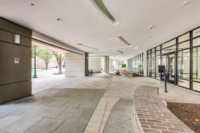 Building Photo - Luxury 1BD/1BA condo steps to SS METRO