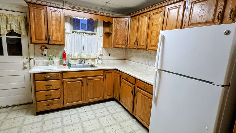 Building Photo - 103 W Spencer Ave