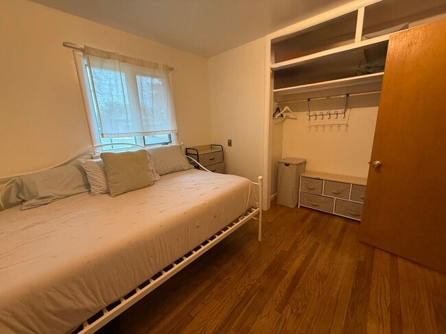 Building Photo - FULLY FURNISHED Midtown Three Bedroom Space for Rent, Great Location!