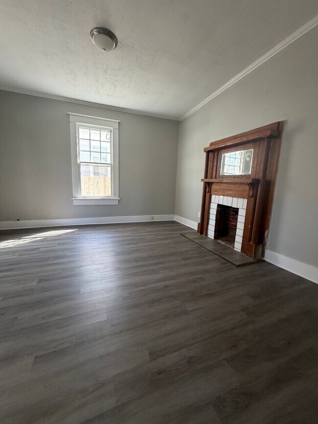 Building Photo - Deposit Special!