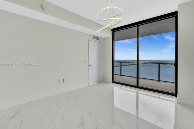 Building Photo - 700 NE 24th St