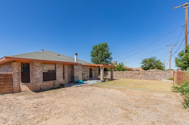 Building Photo - Beautiful 3 Bedroom/2 Bath Home