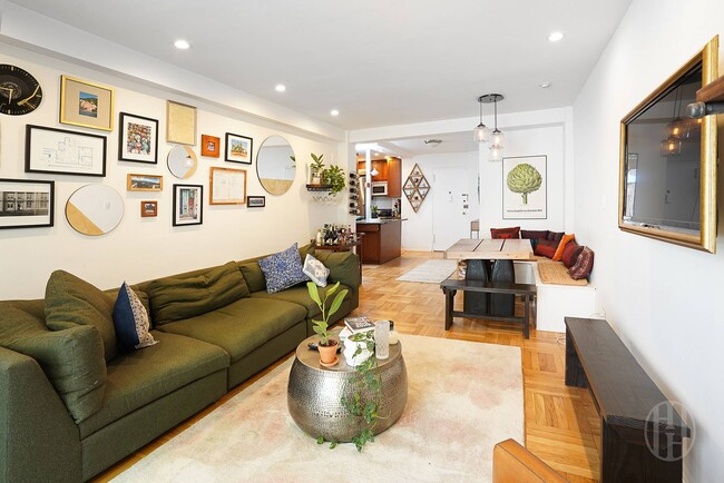 Building Photo - 211 E 18th St