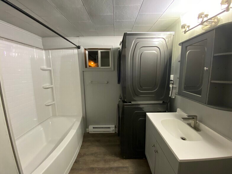 Building Photo - 4 Saratoga Ave