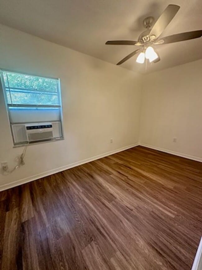 Building Photo - 1 BEDROOM 1 BATH SUITE