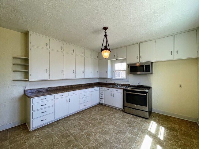 Building Photo - Charming 2BR/1BA Corner Lot Home with Shop & Fenced Yards