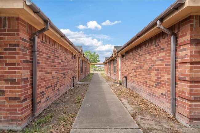Building Photo - 11 West Dr