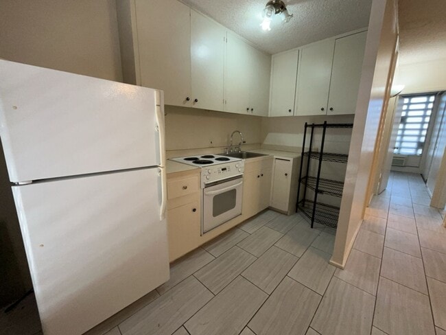 Building Photo - 2 bedroom, 1 bath, 1 parking for $1850/month!
