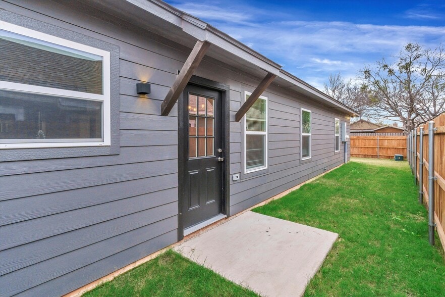 Building Photo - 405 Lake View St