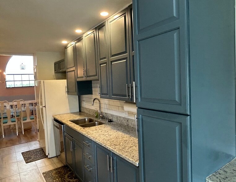 Multiple cabinets - 17280 Eagle Trce