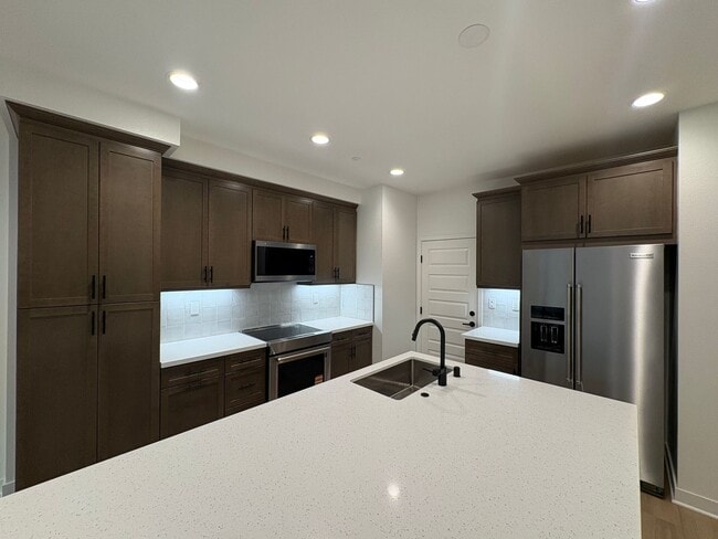 Building Photo - Modern 3BD/3BA in San Marcos