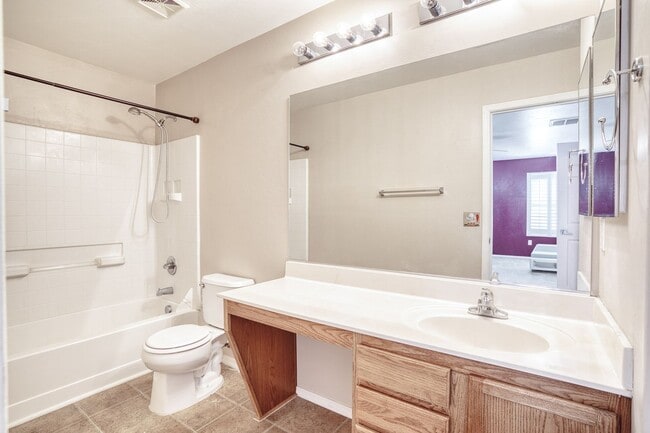 Building Photo - Lovely 3 Bedroom House in Desirable Area!