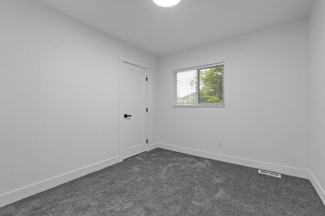 Building Photo - 190 E 400 N